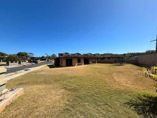 Casa Esquinera en Venta en Chitré – Residencial Cubita | 3 Recámaras con Baños | $365,000