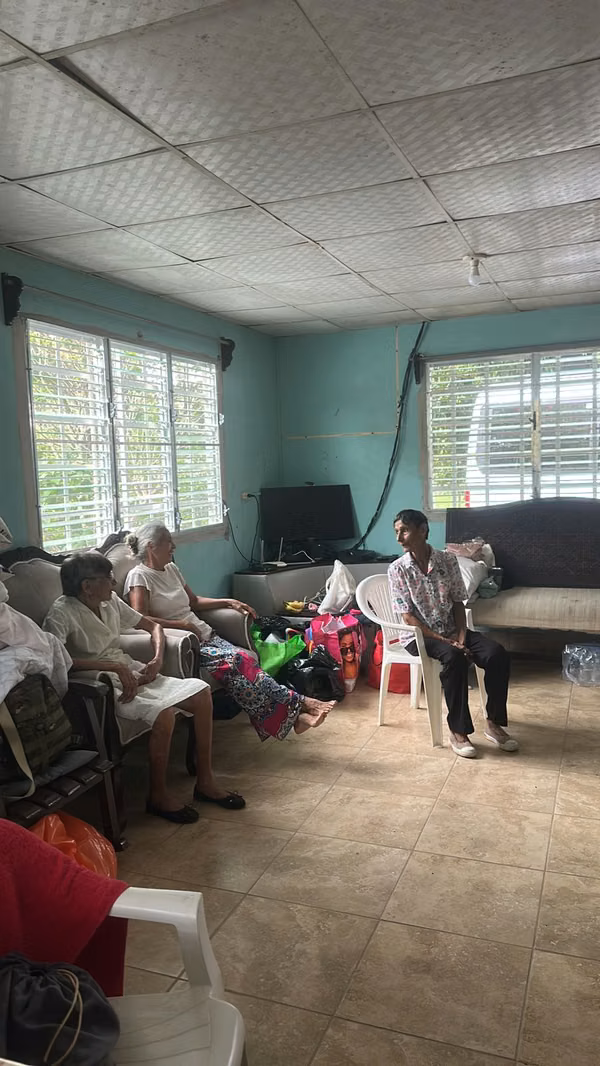 For rent: Furnished + 4 hectares with water.