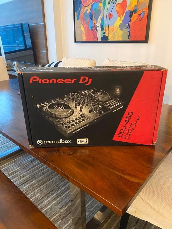 Vendo Pioneer DJ DDJ-400 en excelente estado. Ideal para principiantes y DJs que buscan una controladora profesional compatible con Rekordbox.