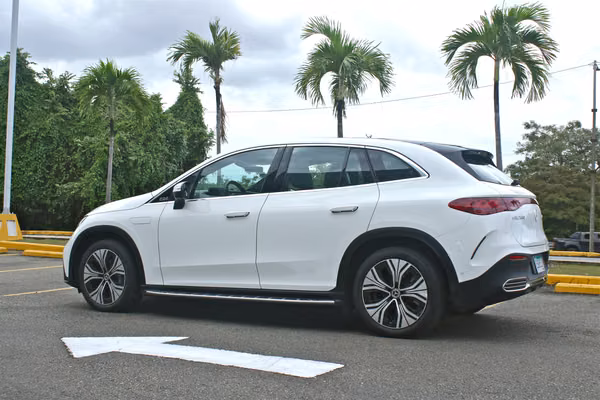 Mercedes-Benz EQE SUV 500 4MATIC Luxury Edition 2024 – ¡Como Nueva! (Unidad Test Drive)