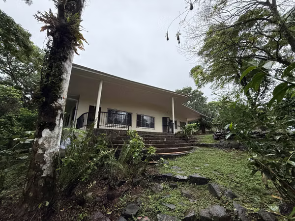 House for sale with spacious lot, private access, and strategic Panama–Colón location