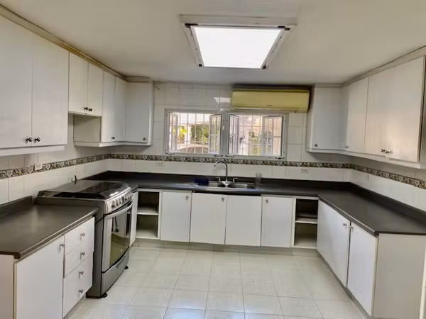 Sale of House in Altos del Golf LH