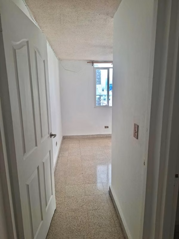 Alquilo lindo apartamento vacío , en Vía Argentina