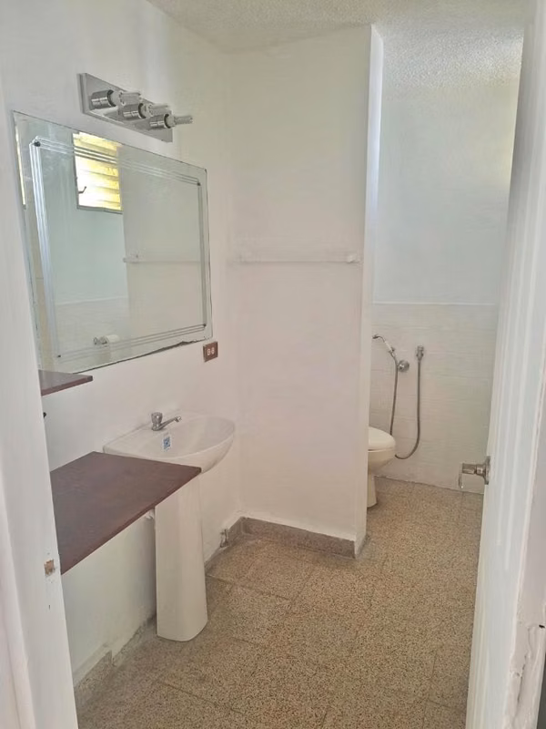 Alquilo lindo apartamento vacío , en Vía Argentina