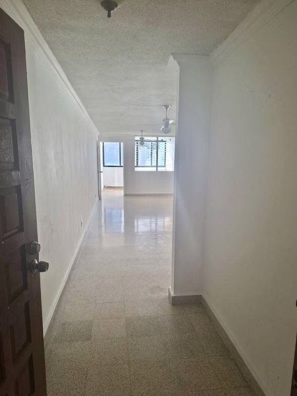Alquilo lindo apartamento vacío , en Vía Argentina