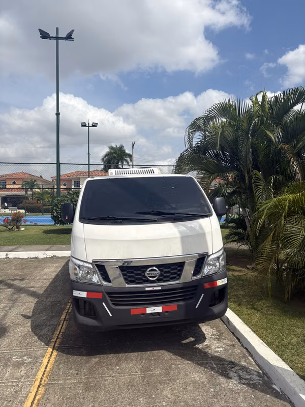 Camión de trabajo con cava de congelación