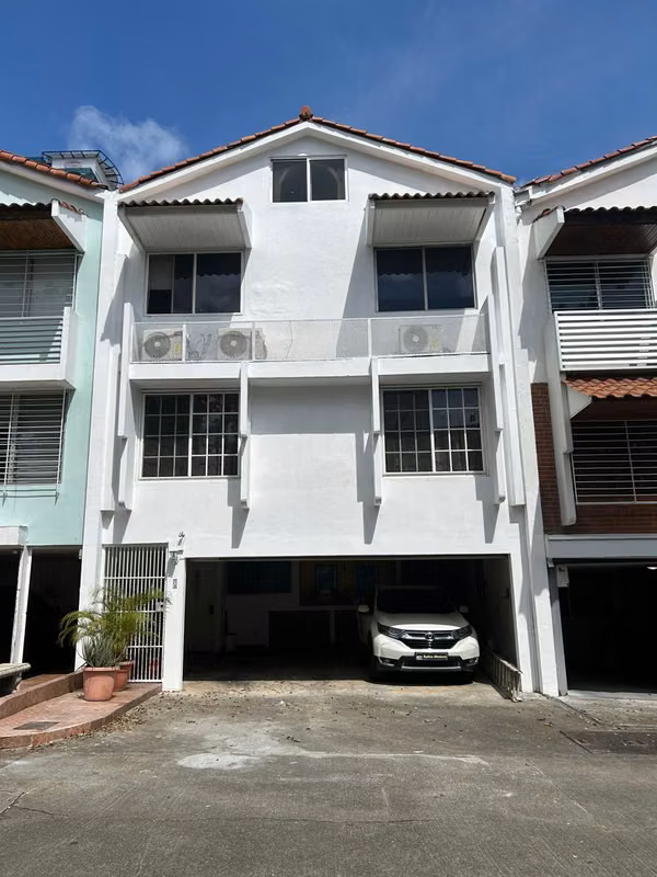 Lives in the heart of Obarrio.  Exclusive house.