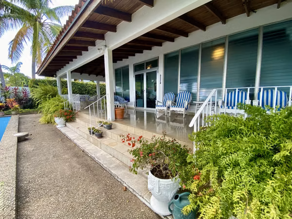 Sale of a house in front of the sea in Coronado
