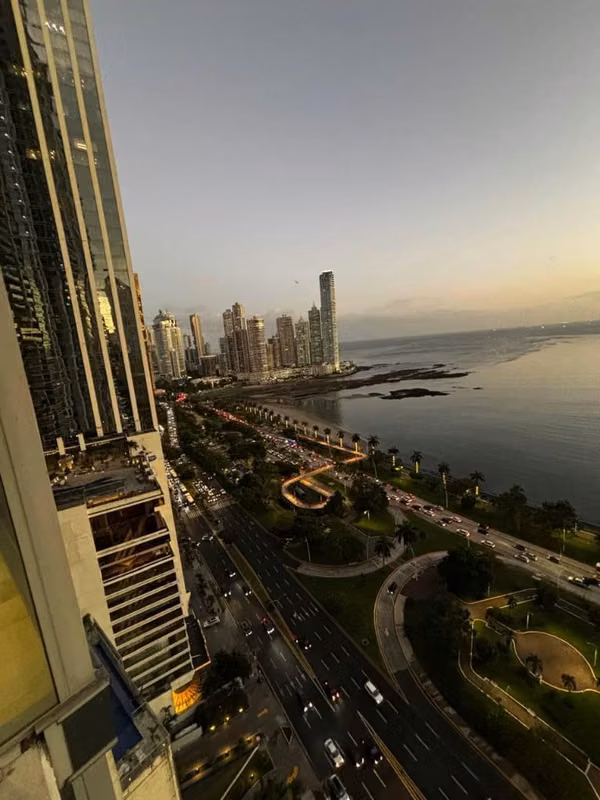Se alquila espectacular apartamento| Vista al mar
