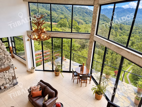 House for sale in El Valle de Antón with 1.1 hectares of land and mountain views