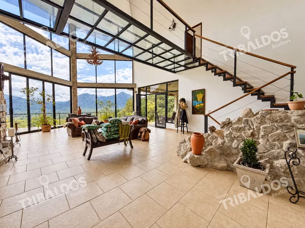 Casa en venta en El Valle de Antón con 1.1 hectáreas de terreno y vistas a las montañas