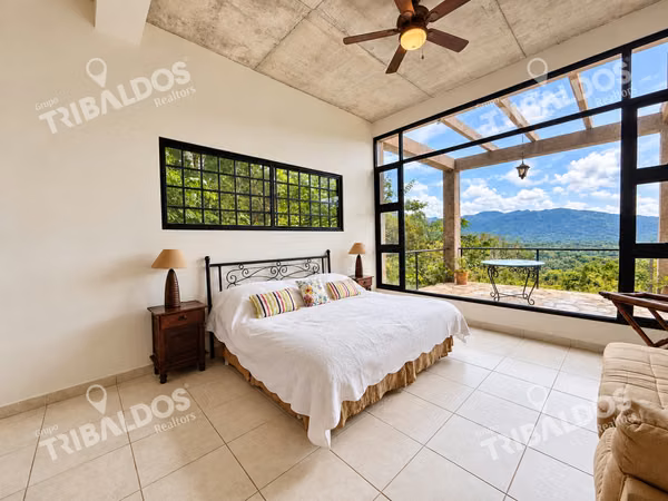 House for sale in El Valle de Antón with 1.1 hectares of land and mountain views