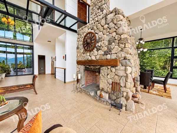 House for sale in El Valle de Antón with 1.1 hectares of land and mountain views