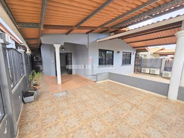 Sale of a family house in Terrazas de Brisas del Golf - Make an offer