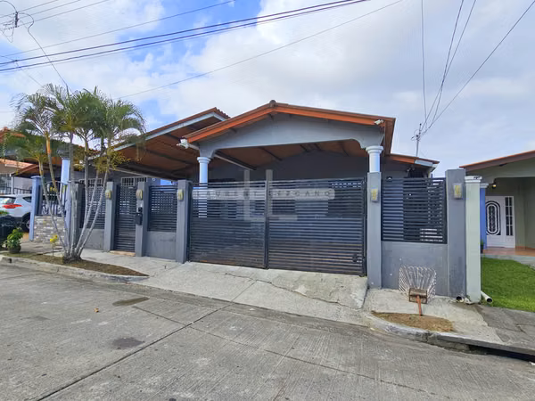 Sale of a family house in Terrazas de Brisas del Golf - Make an offer