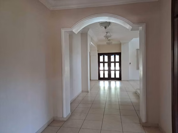 Alquiler de hermosa Casa en Camino de Cruces-Zona Exclusiva y segura