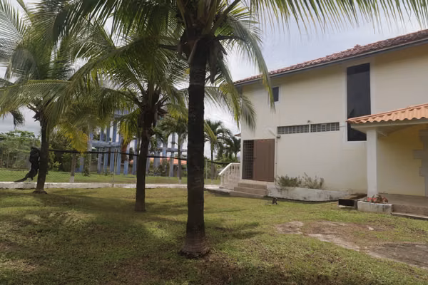 VENDO RESIDENCIA AMOBLADA EN CORONADO 1200 M2 DE TERRENO
