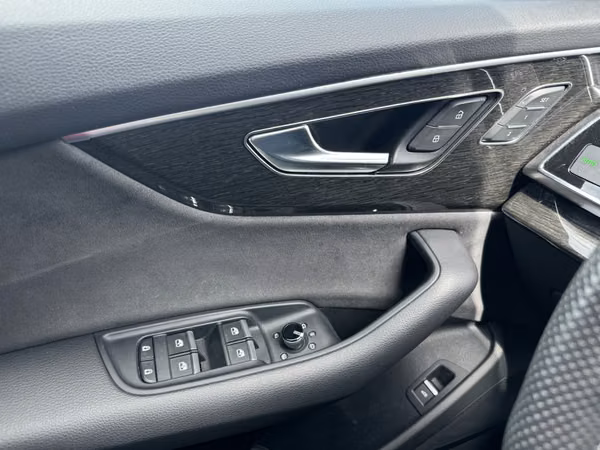 AUDI Q8 2024