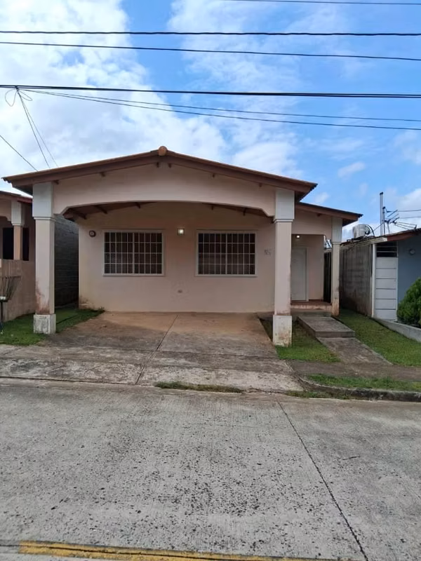 ALQUILO CASA CON LÍNEA BLANCA BRISAS DEL GOLF ARRAIJÁN (ARREGLÓ DE PAGÓ DEPÓSITO)