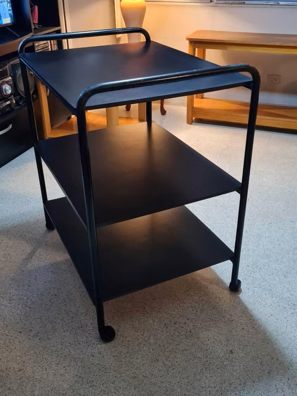 Mesa metálica con ruedas de tres niveles