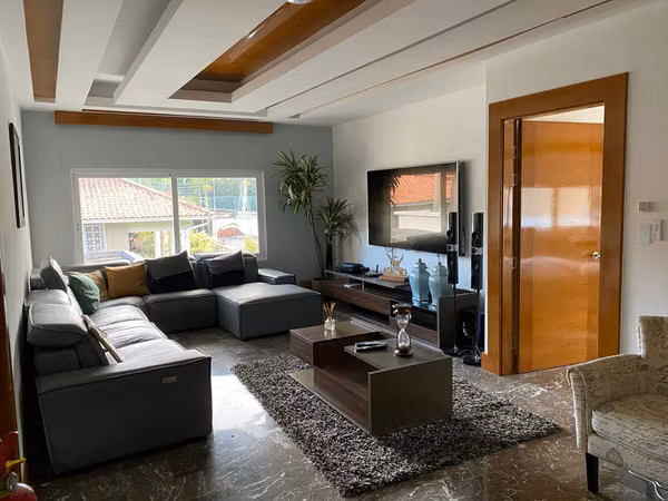 Alquiler y Venta – Mansión de Lujo en Altos del Golf