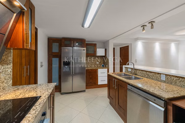 Ground-Floor Apartment at Courtyard Residences, Embassy Club