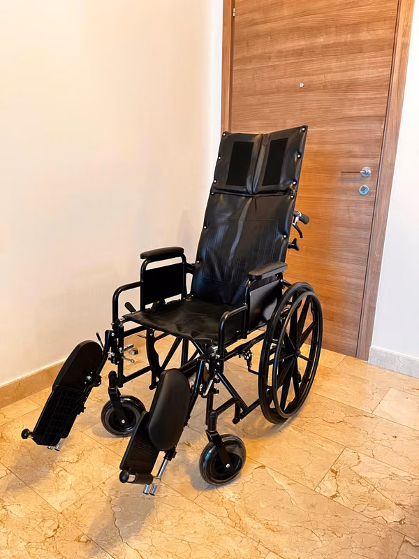 SILLA DE RUEDAS RECLINABLE DE 18, COLOR NEGRO