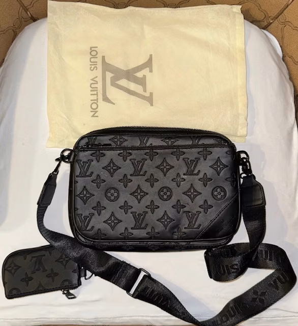 *** BOLSO TIPO CROSSBODY "LV" COLOR NEGRO *** NUEVO $65.00