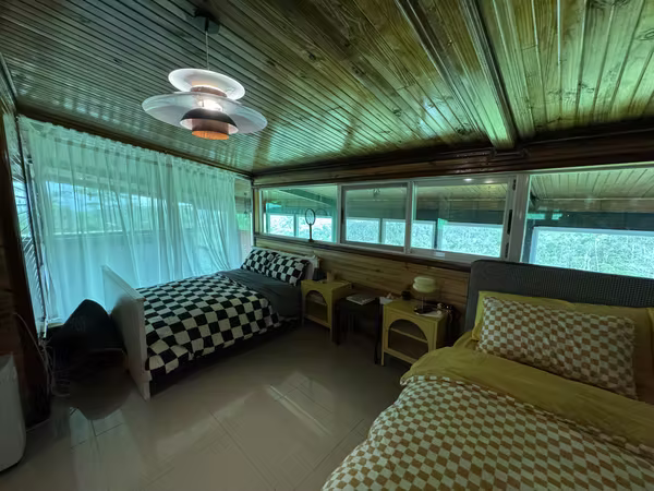 Se vende una casa en Cerro Azul con dos fincas. Precio negociable.