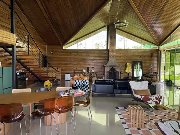 Se vende una casa en Cerro Azul con dos fincas. Precio negociable.