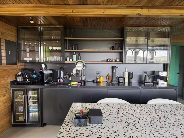 Se vende una casa en Cerro Azul con dos fincas. Precio negociable.