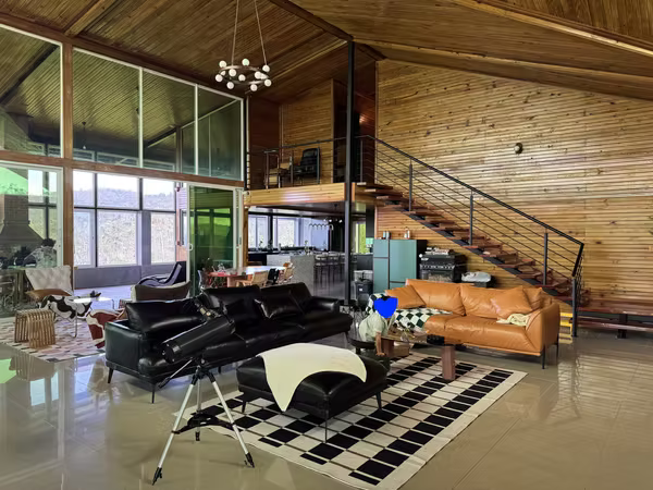 Se vende una casa en Cerro Azul con dos fincas. Precio negociable.