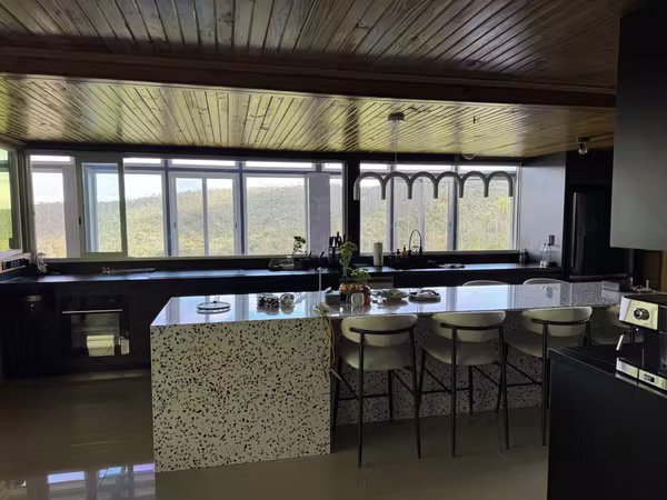 Se vende una casa en Cerro Azul con dos fincas. Precio negociable.