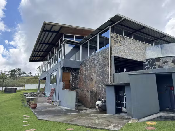 Se vende una casa en Cerro Azul con dos fincas. Precio negociable.