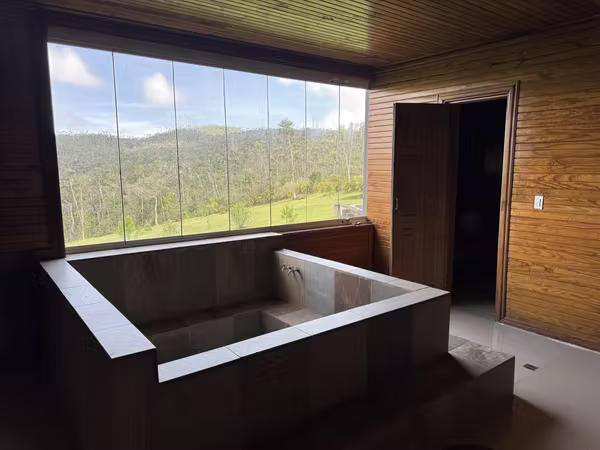 Se vende una casa en Cerro Azul con dos fincas. Precio negociable.