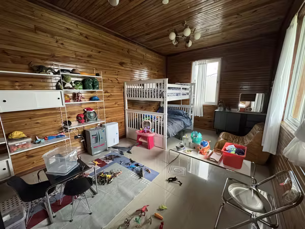 Se vende una casa en Cerro Azul con dos fincas. Precio negociable.