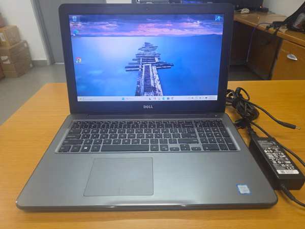Laptop Portátil Dell Inspiron 15 5567 Intel i5-7200U CPU 2.70GHz 8Gb RAM 238Gb HDD SSD Batería