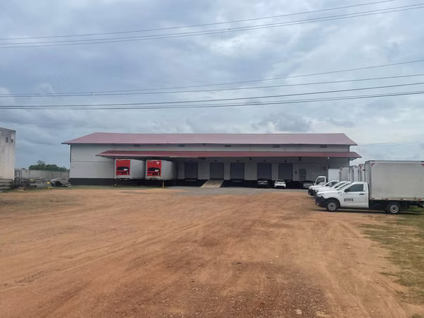 240 m² Industrial Warehouse for Lease – Prime Aguadulce Location