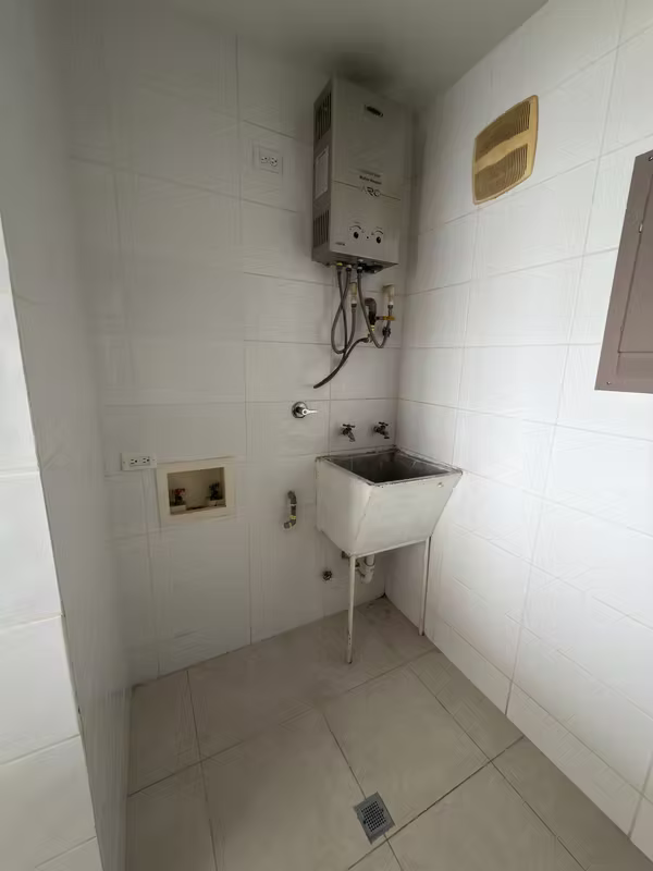 I AM SELLING AN APARTMENT IN EDISON PARK, 3 BEDROOMS, 96M2, WITH A SOCIAL AREA.