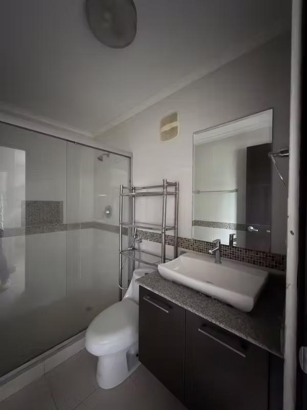 I AM SELLING AN APARTMENT IN EDISON PARK, 3 BEDROOMS, 96M2, WITH A SOCIAL AREA.