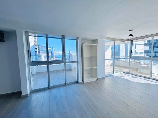 I AM SELLING AN APARTMENT IN BELLA VISTA, 3 BEDROOMS, 180M2, WITH TERRACE.