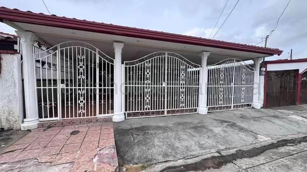 House for Sale in Chanis, Altos del Romeral. 23LDC7378