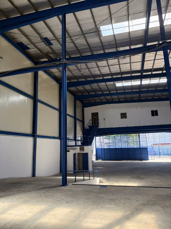 Warehouse for Rent in Río Abajo | 1,200m² | Loading Dock and Ramp | Near Vía España