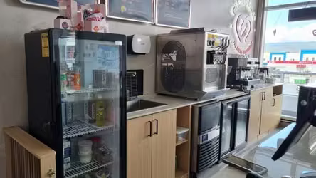 Business for Sale: Cafe/Ice Cream Shop/Dessert Shop - Fully Equipped and Operational - $28.000 VL