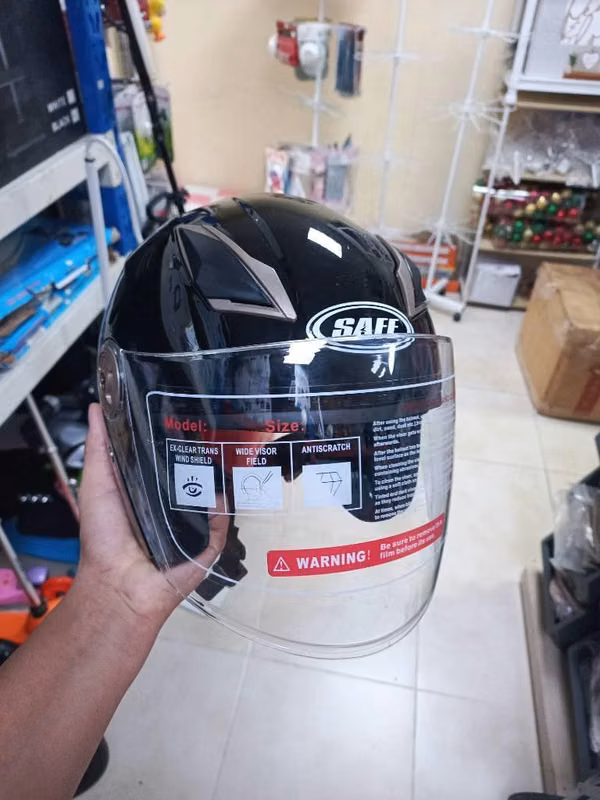 Cascos de motos diferentes colores y modelos