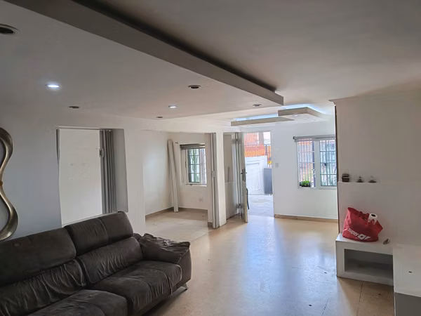 SE ALQUILA APARTAMENTO CON AIRES LAS MERCEDES