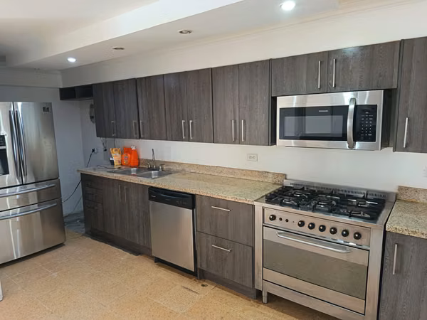 SE ALQUILA APARTAMENTO CON AIRES LAS MERCEDES
