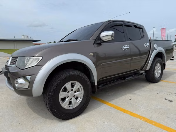 MITSUBISHI L200