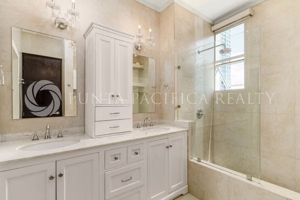 Sale - 124; Spectacular 2 Level Loft in San Francisco - 124; 372 m ² - 124; $575K