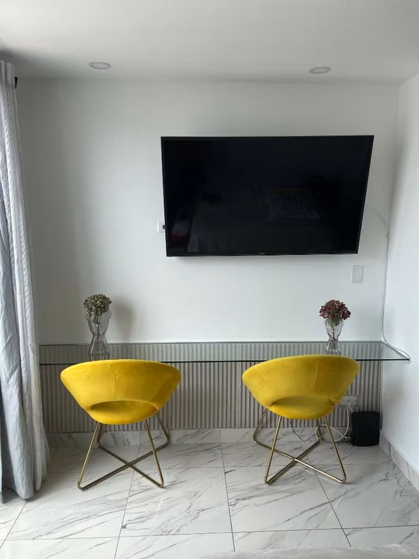 Se alquila estudio.